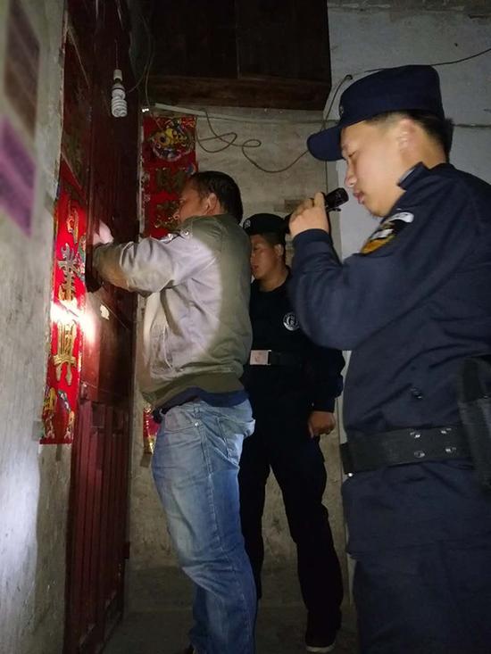 株州粗心妈妈误将幼女锁家中 民警全城寻开锁师傅开门